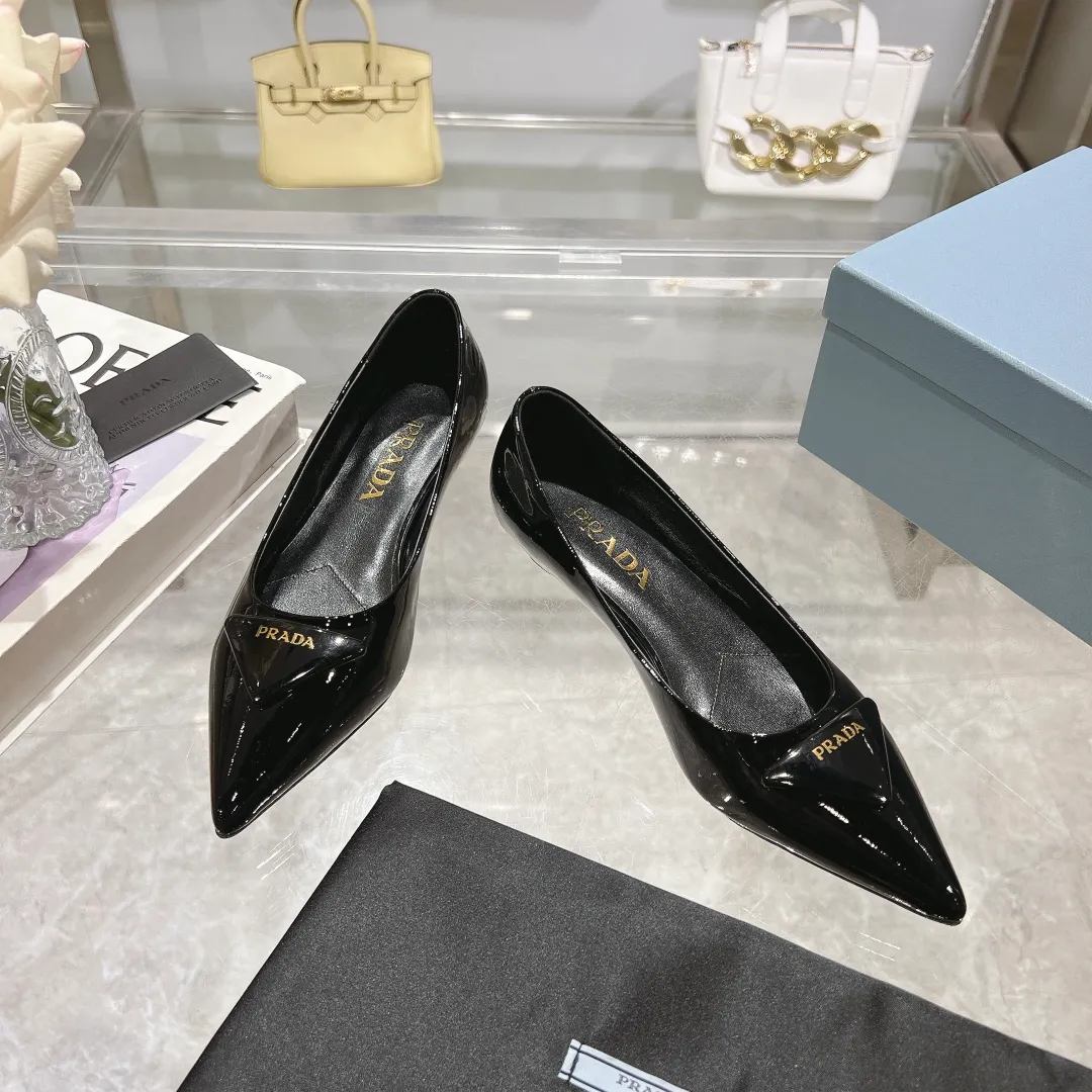 👟👟Ex-factory price 560👟👟 PRADA 2024𝐬𝐬Prada spring and summer new products, coming with strength! ❣️Fashionable and versatile nice item, original shoes developed from Italian counters and reproduced 1:1 according to the original taste. This year’s theme is not to be defined, embodying texture through simplicity and conciseness💛Top-grade patent leather with original 3D printing, the triangle logo is consistent with the original version, the goatskin lining is breathable and comfortable, and the genuine leather outsole. ⚛Size: 35-40 (41 customized) ⚛Original packaging accessories. ⚛Triangle deduction